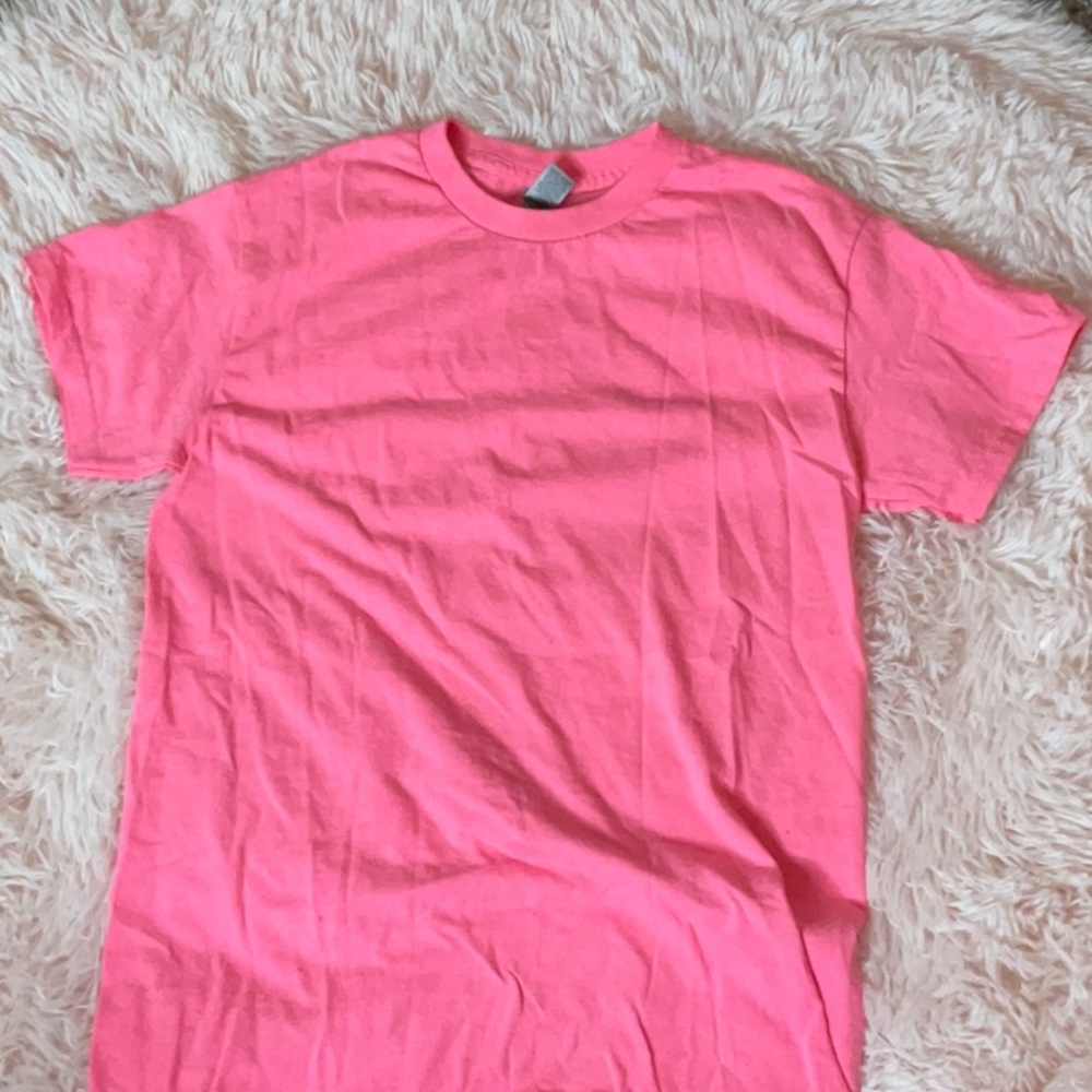 GILDAN hot pink shirt
